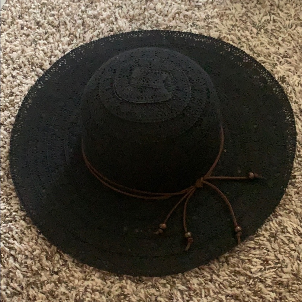 Black sun hat from Italy